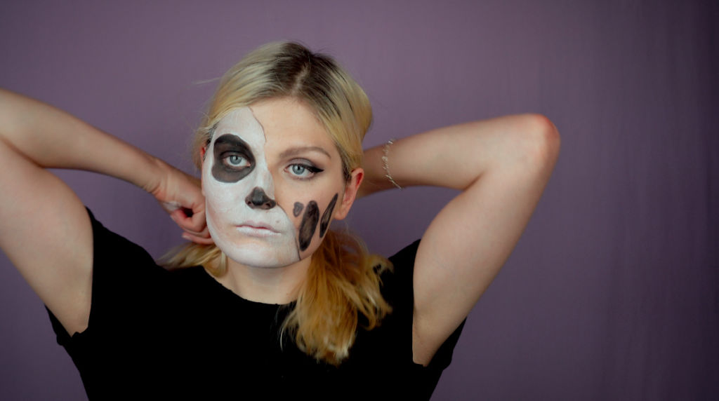 Nun kommt die weiße Farbe für das Halloween Make up.