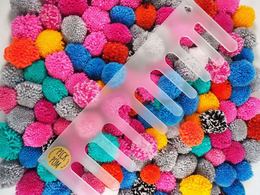 geschenke für stricker 12 tolle Geschenke für Stricker, die begeistern Geschenke für Stricker - Pick&Pom - der große Kamm um 9 Bommel gleichzeitig zu fertigen geschenke für stricker 12 tolle Geschenke für Stricker, die begeistern