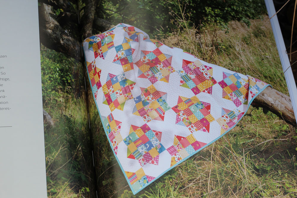 Buch Jelly Roll Quilts - Jeder Quilt wird eingangs stimmungsvoll präsentiert.