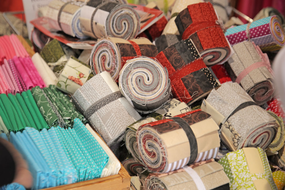Buch Jelly Roll Quilts - Jelly Rolls auf einem Stoffmarkt