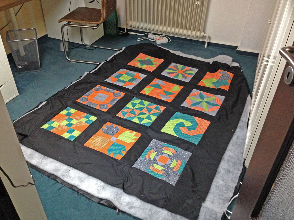 Wenig Platz im Nähzimmer beim 6 Köpfe 12 Blöcke Samplerquilt