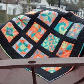 Der fertige 6 Köpfe 12 Blöcke Samplerquilt in einem Boot.