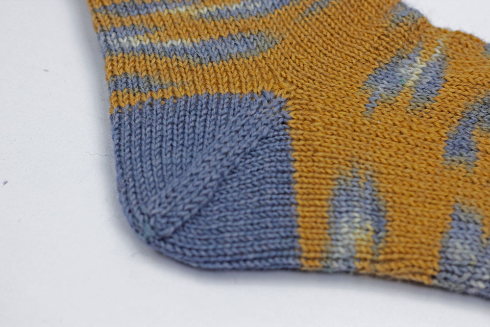Kinda Magic Socks - Die nachträgliche Ferse wird genau, wie die Spitze gestrickt.