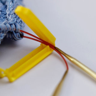 Stricktricks: Damit das Kabel nicht beschädigt wird, sollte es direkt am Scharnier zwischen Ober- und Unterteil geführt werden.