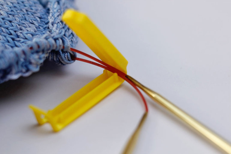 Stricktricks: Damit das Kabel nicht beschädigt wird, sollte es direkt am Scharnier zwischen Ober- und Unterteil geführt werden.