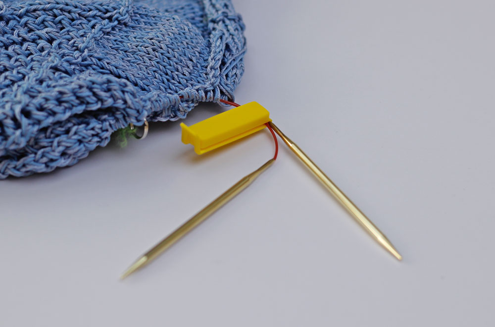 Stricktricks: Ein Verschlussclip schützt vor Maschenverlust.