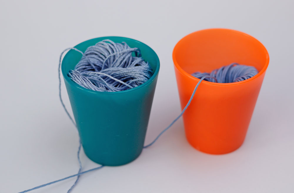 Strick Tricks - Wollknäuel in Plastikbechern, damit es keine Scherben gibt.