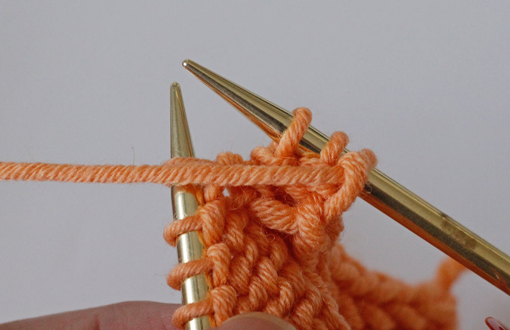 Randmaschen stricken: Der I-Cord-Rand wird gestrickt