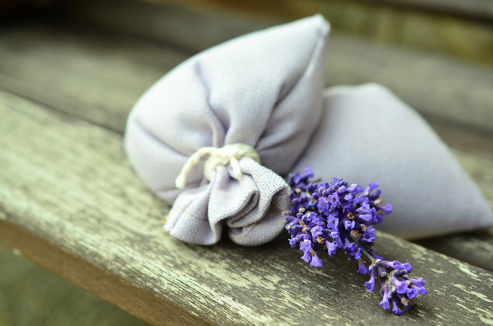 Wolle richtig pflegen - Leinensäckchen mit Lavendelblüten
