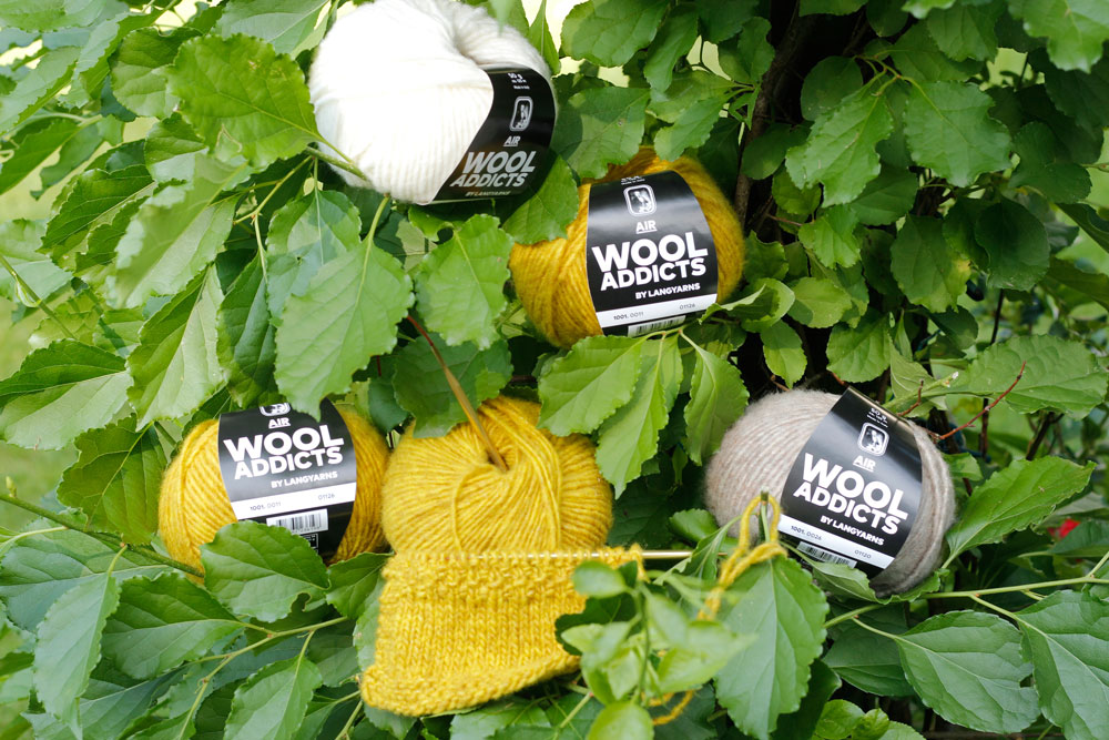 WOOL ADDICTS AIR - Wollknäuel und Maschenprobe im Baum