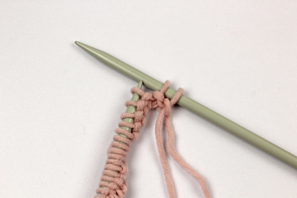 Schal stricken - die ersten beiden Maschen werden nur wie zum Linksstricken abgehoben.