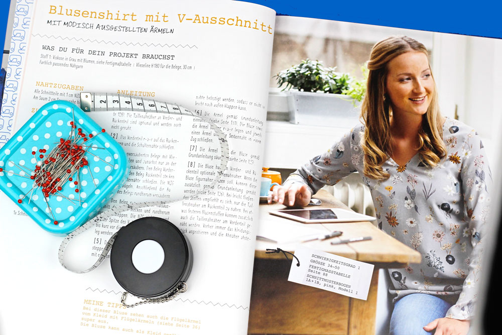 Basics aus Webware nähen Das Blusenshirt mit V-Ausschnitt hat Schwierigkeitsgrad 1 und ist für Näher mit geringen Nähkenntnissen ein schönes erste Projekt.