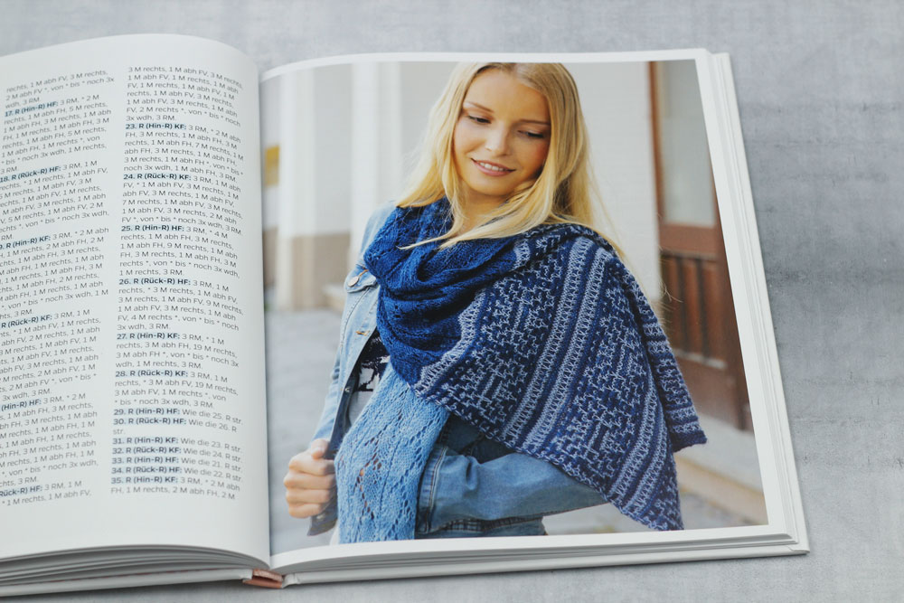 Mosaiktücher stricken: Ebenfalls für den Sommer hat Julia Maria Hegenbart diese Stola entworfen, die leicht wie ein Schmetterling ist und deshalb "Butterfly" heißt.