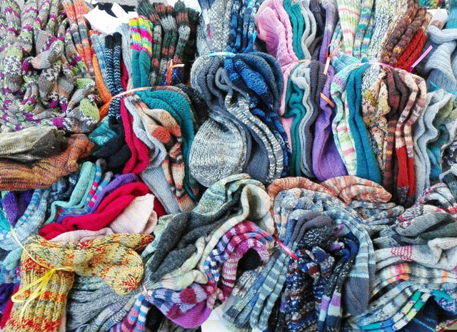 Gestrickte Socken sind beim Verein Stricksocken RheinBerg zur Weitergabe an Bedürftige gerne willkommen.