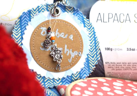 Blackforestcrafts-Bloggertreffen. Das Namenschild mit der kleinen Kuckucksuhr und dem Tannenzapfen.