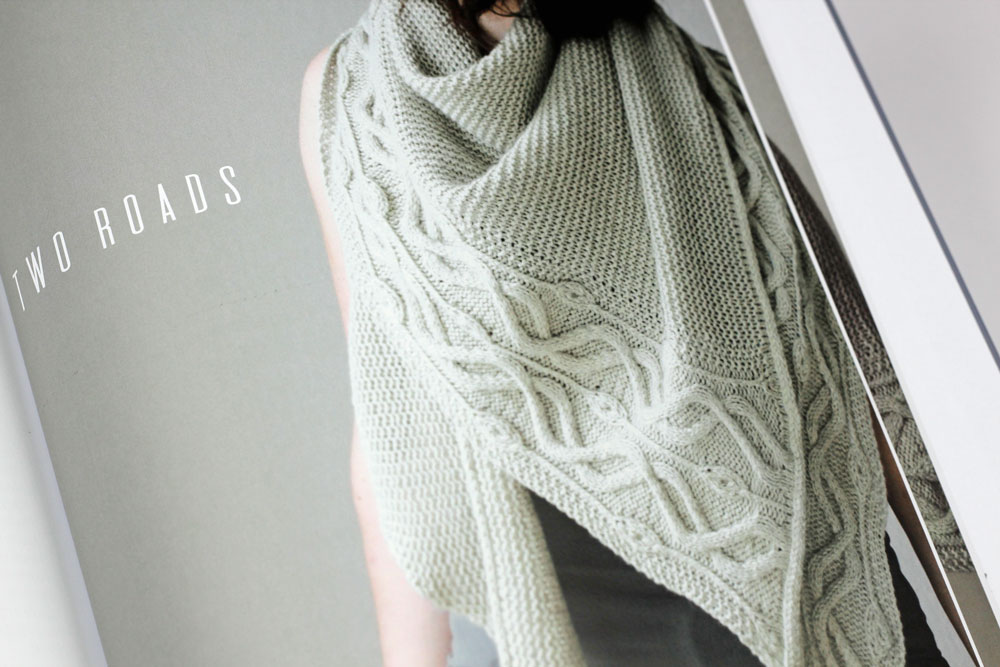 SHAWLS: Das Tuch "Two Roads" zieren Zopfmuster.