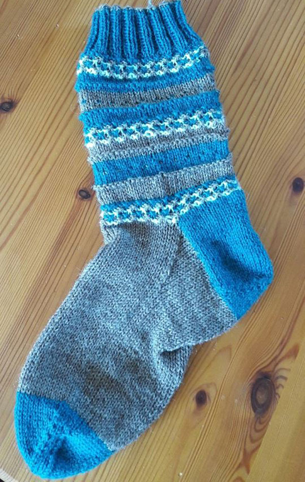 Dominique hat ähnlich wie die Sockenfee die Farben Mittelblau und Grau gewählt.