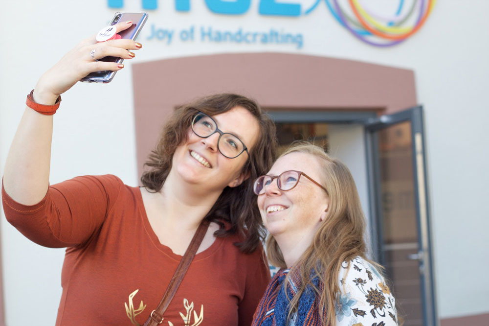 BlackForestCrafts-Bloggertreffen: Die Fricklerinnen beim Selfiemachen vor dem Eingang zum Showroom