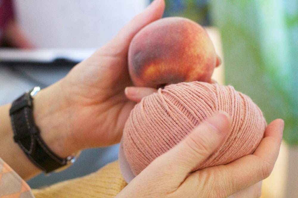 Blackforestcrafts-Bloggertreffen. Das neue Garn in der Farbe Peach (übersetzt: Pfirsich) ist weich wie ein Pfirsich.