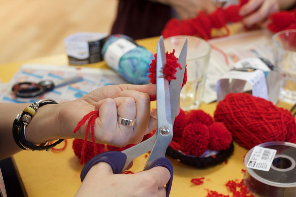 Blackforestcrafts-Bloggertreffen. Pompons für einen kleine Bommelhut - ein unbedingtes Muss im Schwarzwald.