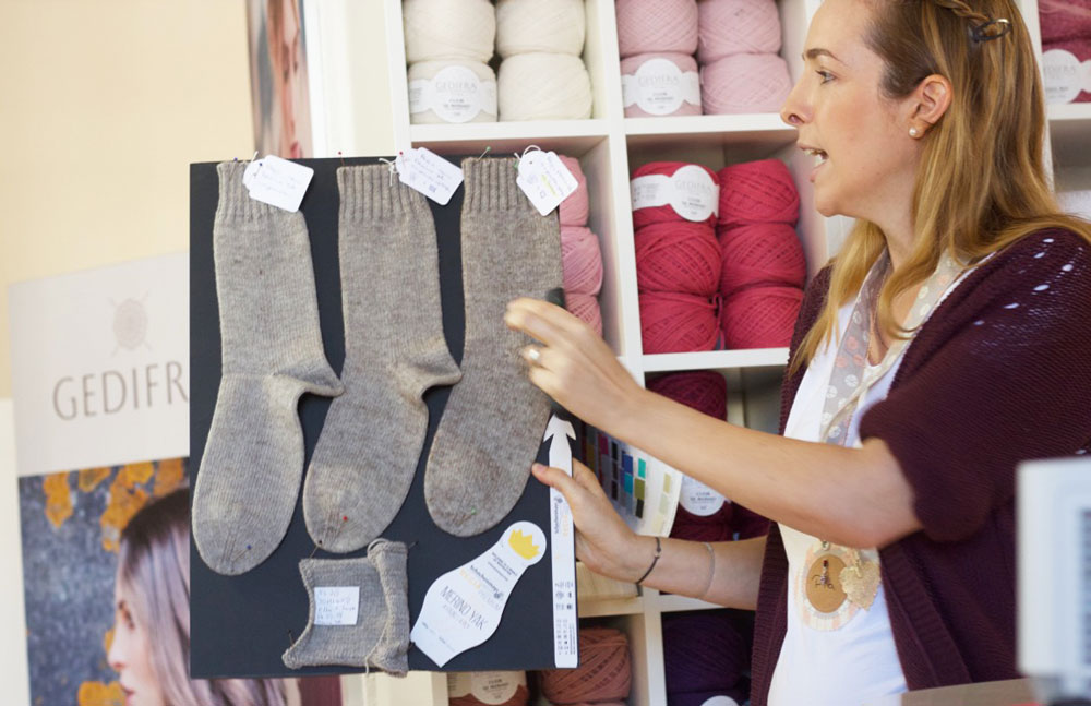 Blackforestcrafts-Bloggertreffen. Alina erklärt anhand drei gestrickten Socken aus Merino Yak die Veränderungen nach dem Waschen und Trocknen.