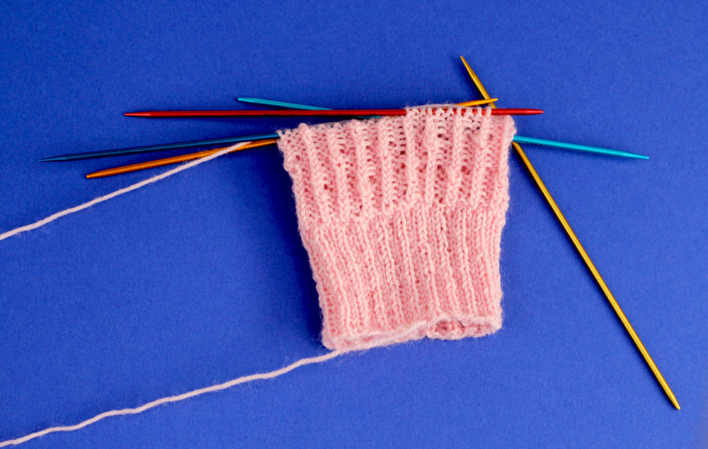 BeritSocks: Das Bündchen wird im Muster "Zwei rechte, eine linke Masche" gestrickt.