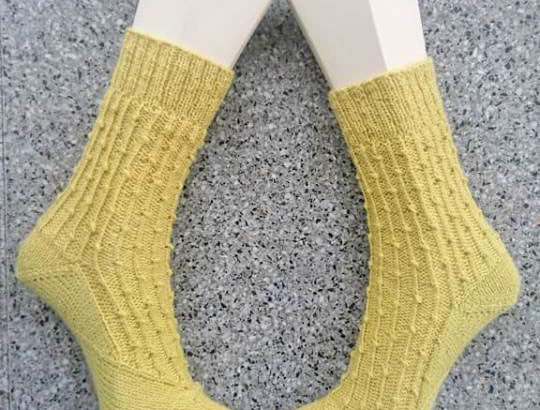 Die Sockenfee hat die BeritSocks in zartem Gelbton mit Bumerangferse probegestrickt.