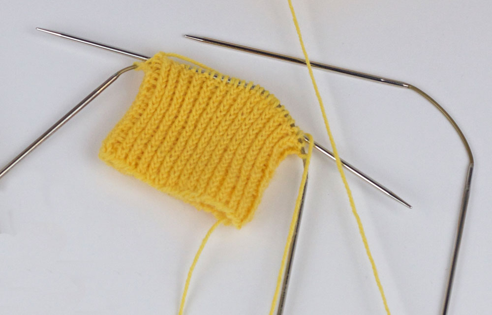 Eine nachträglich eingestrickte Ferse für die CajaSocks - - Bündchen