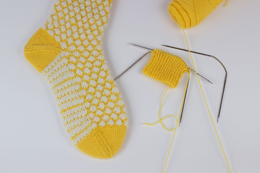 Eine nachträglich eingestrickte Ferse für die CajaSocks - - werden mit addiCrazyTrios gestrickt.