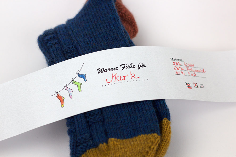 Socken verpacken - Die Banderole mit vorgegebenen Feldern kann auf Schwarz/Weiß- oder Farbdrucker ausgedruckt werden.