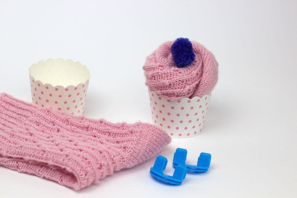 Socken verpacken - Muffinförmchen, Wolle und eine Pomponschablone, mehr ist nicht nötig, um handgestrickte Socken rasch zu verpacken.