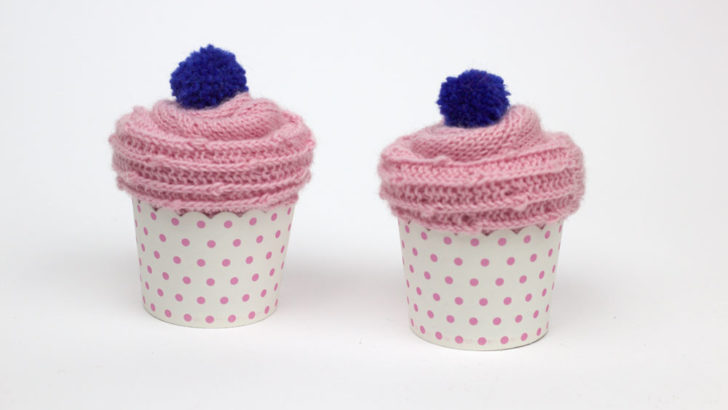 Socken verpacken - In Muffinförmchen sind die rosafarbenen Socken schnell dekorativ verpackt.
