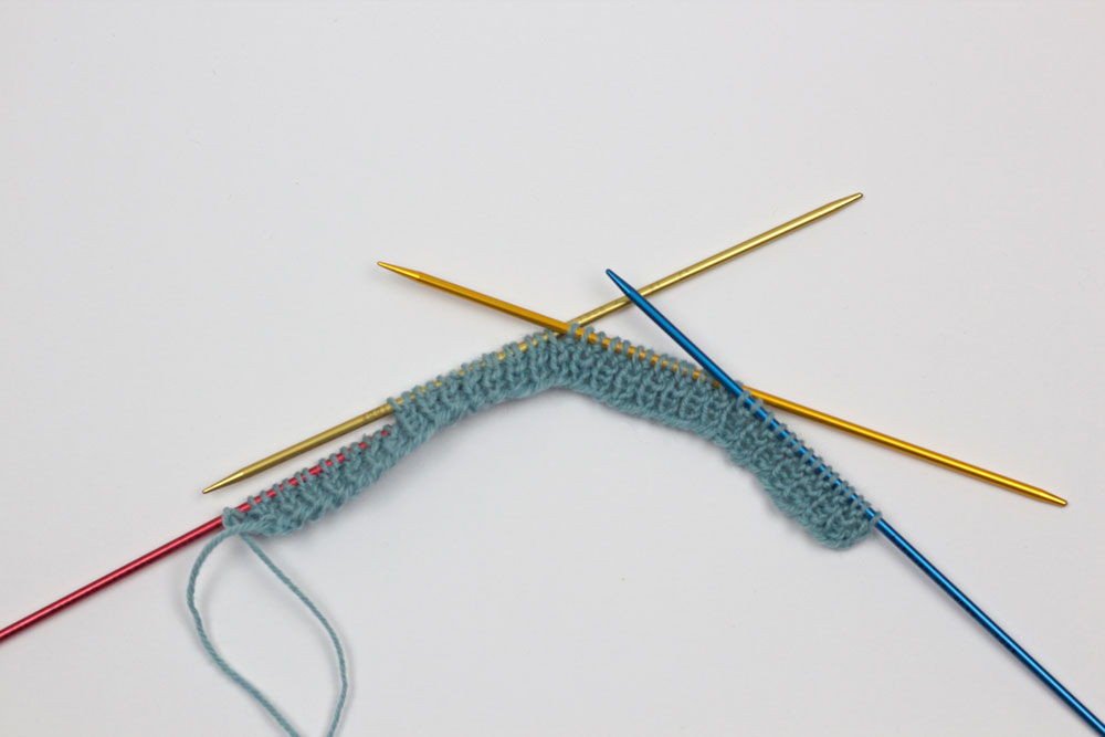 sockshypeSockenstricken-KAL - Die Maschen werden jetzt auf 4 Nadeln des Nadelspiels gleichmäßig verteilt. Die Anzahl der Maschen je Nadel entnimmst du deinem Arbeitsblatt.