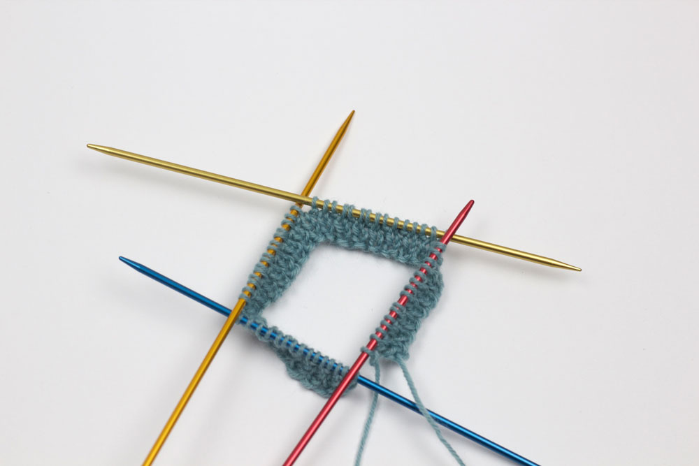 sockshypeSockenstricken-KAL - Die Nadeln werden zur Runde geschlossen.