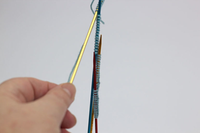 Strümpfe stricken: Es passiert nichts, wenn man die Nadeln hängen lässt.