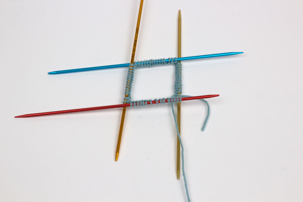 sockshypeSockenstricken-KAL - Ordne die Nadeln zur Runde. Achte darauf, dass sich die Nadeln nicht verdrehen.