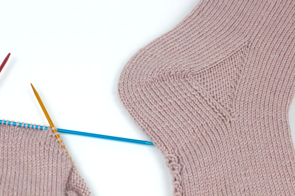 Overknee Kniestrümpfe stricken Anleitung »DISA« | sockshype.com