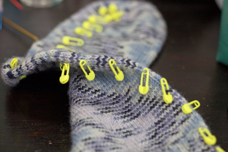 Strick- und Häkeltreffen - Socken mit Sicherheitsnadeln als Zählhilfe