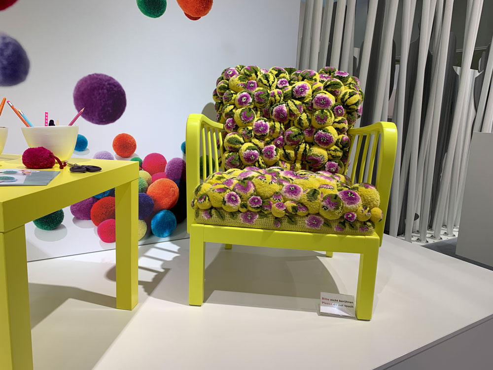 Pompons auf der Sitzfläche eines Sessels