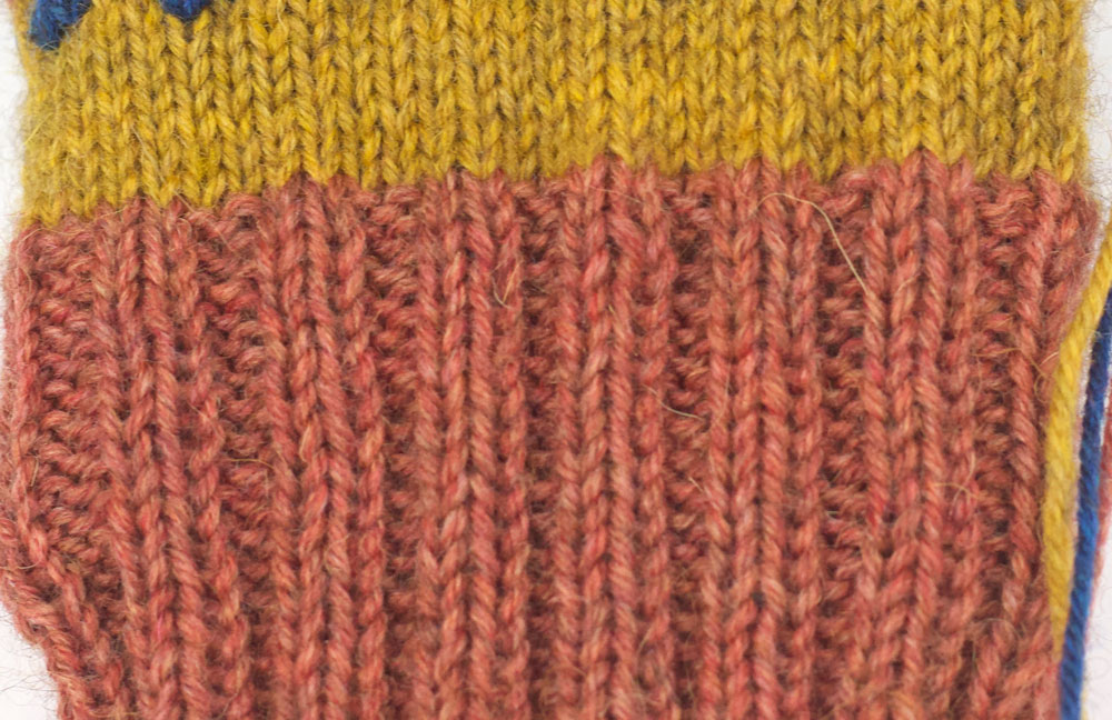 FinnSocks - Die Socken werden mit einem 2-rechts-2-links-Muster am Bündchen gestrickt.