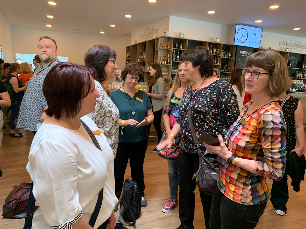 Die Blogger warten auf den Einlass