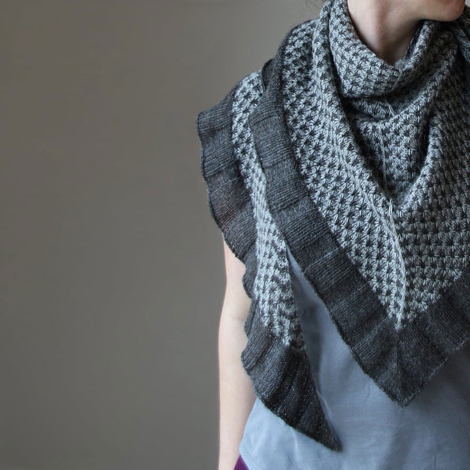 Das Tuch Spark of Grey aus dem Buch Colorwork Shawls - Tücher stricken mit Farbe von Melanie Berg