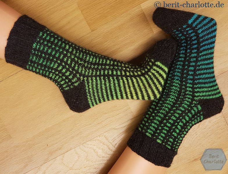 Streifensocken stricken mit Hebemaschenmuster