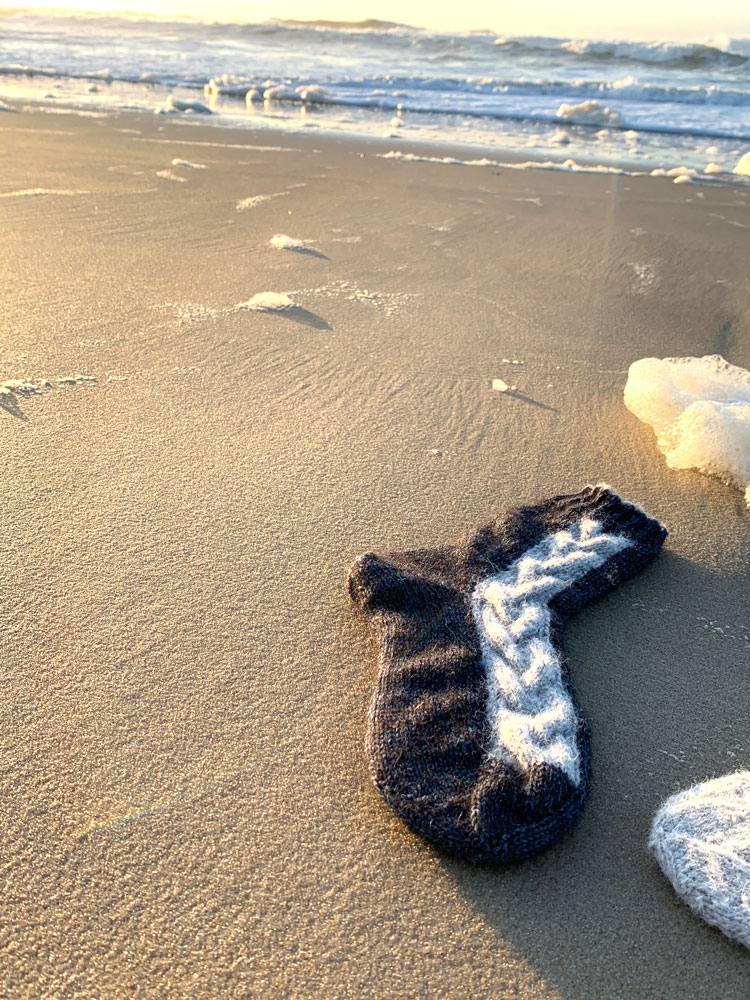 ImmiSocks mit versetzt gestricktem Zopfmusterstreifen