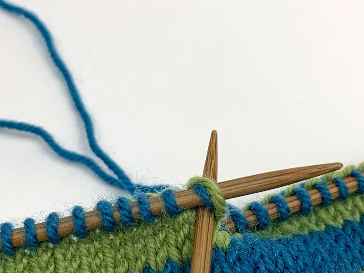 Muttermasche und Masche werden zusammengestrickt