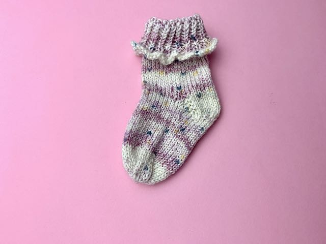 Das erste Baby Söckchen ist fertig gestrickt.