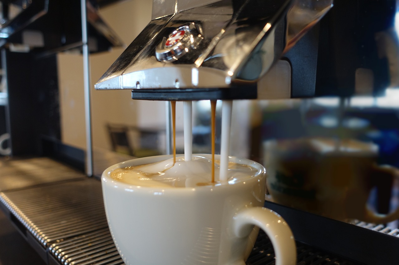 Im Café mit schmackhaftem Cappuccino