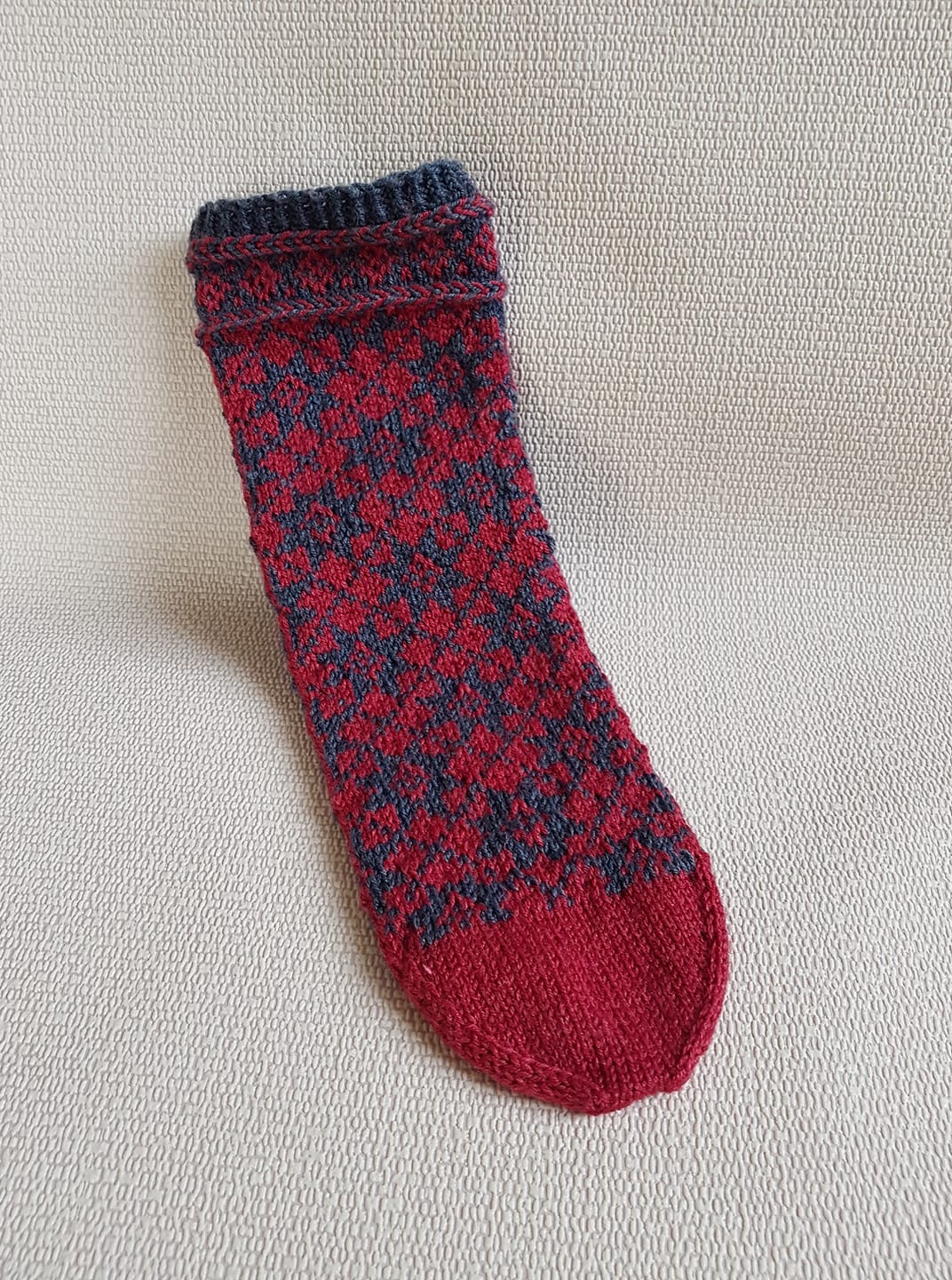 Die KerstaSocks von Lydia in den Grundfarben Rot und Blau. 