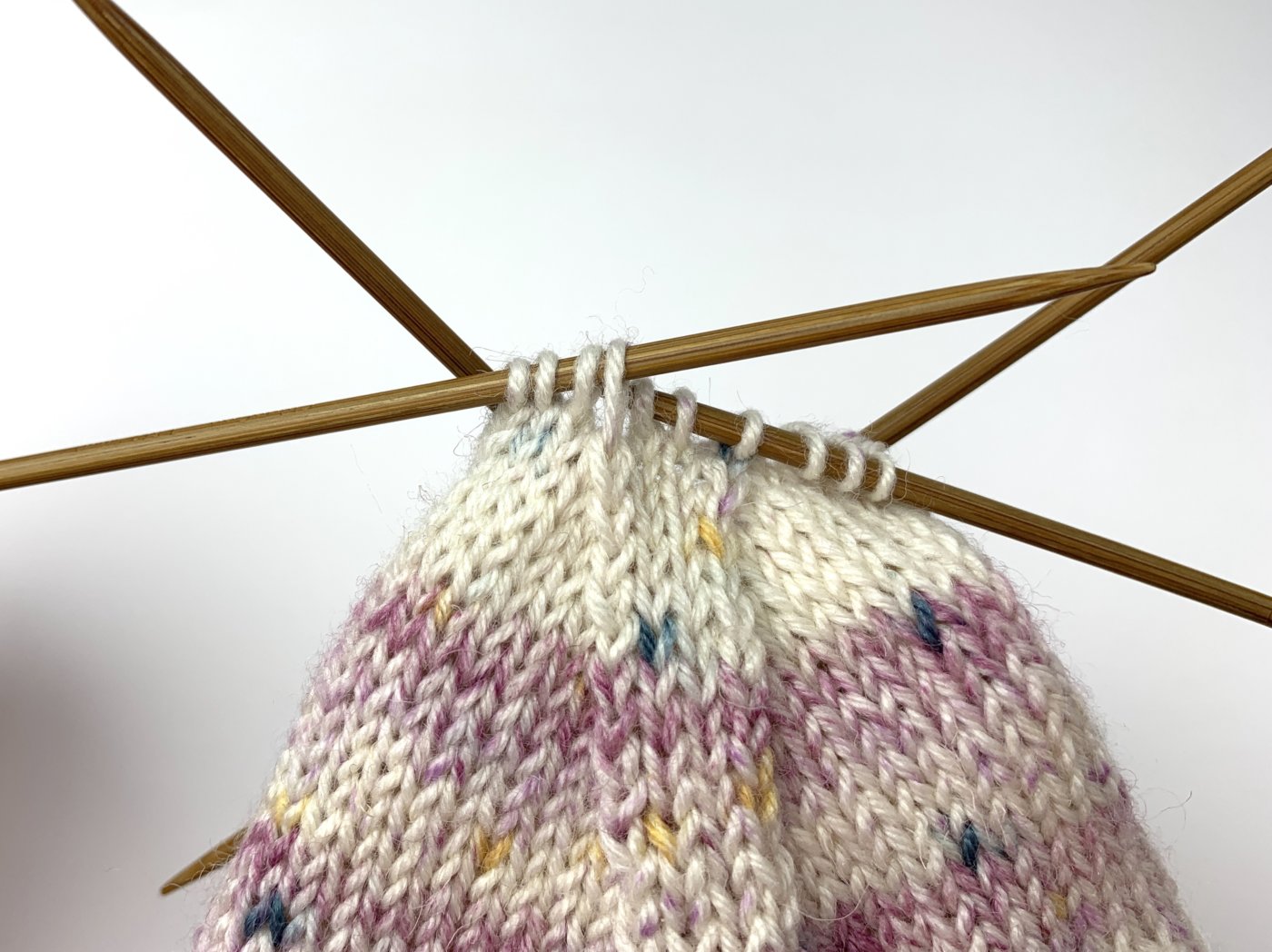 Die erste Masche auf der linken Nadel wird rechts gestrickt.