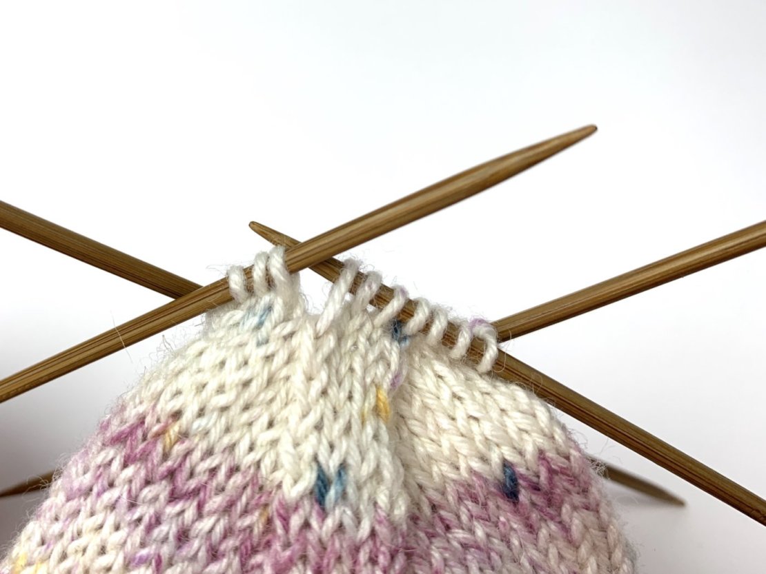 Die abgerundete Bandspitze stricken | sockshype.com